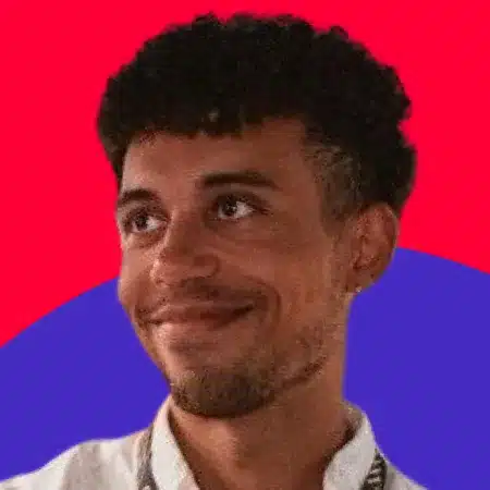 A Portrait of Frederic-Louis Claudius, People Director at Flatpay. He is guest at the 122nd episode of The People Factor Podcast with Thomas Kohler & Yeliz Castillo.